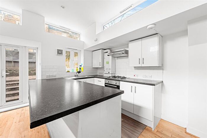 2 Bedroom Flat To Rent In Coningham Road, London, W12