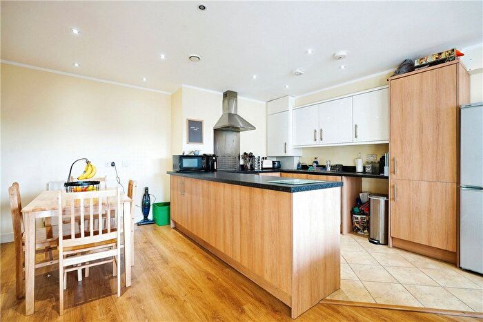3 Bedroom Flat For Sale In Chatfield Road, London, SW11