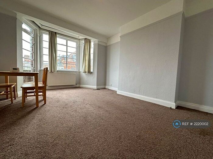 2 Bedroom Flat To Rent In Selwyn Court, London, SE3