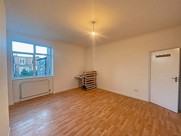 3 Bedroom Flat To Rent In Uxbridge Road, London, W5