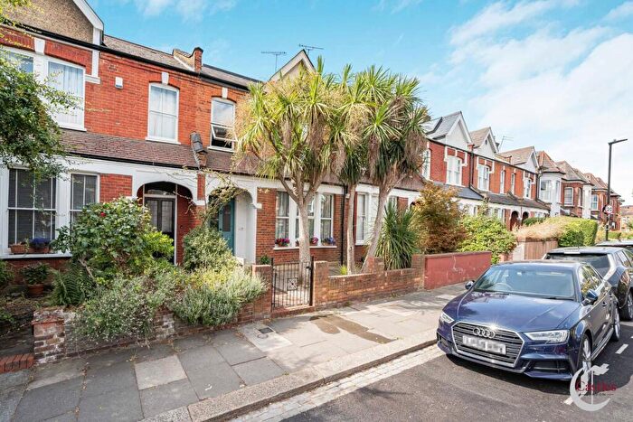 2 Bedroom Flat For Sale In Barrington Road, N8