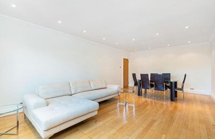 3 Bedroom Flat To Rent In Upper Montagu Street, Marylebone, London, W1H