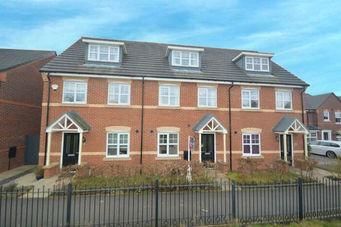 3 Bedroom Town House To Rent In Wallbrook Avenue, Macclesfield, SK10