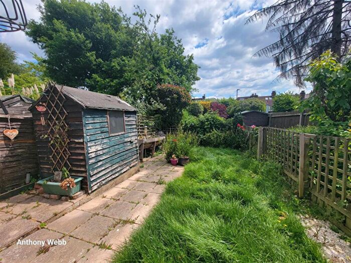 1 Bedroom Flat For Sale In Burford Gardens, Palmers Green, N13