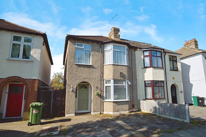 3 Bedroom Semi-Detached House For Sale In Rosedale Road, Romford, RM1