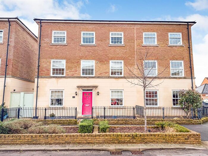 4 Bedroom Semi Detached House For Sale In The Avenue, Corby, NN17