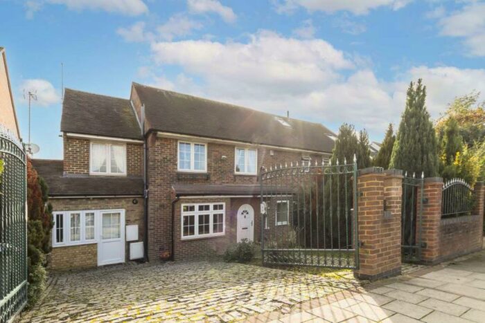 3 Bedroom Semi-Detached House To Rent In Kingsgate Avenue, Finchley, N3