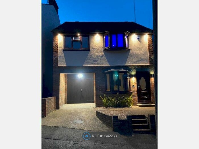 3 Bedroom Detached House To Rent In Parr Avenue, Gillingham, ME7