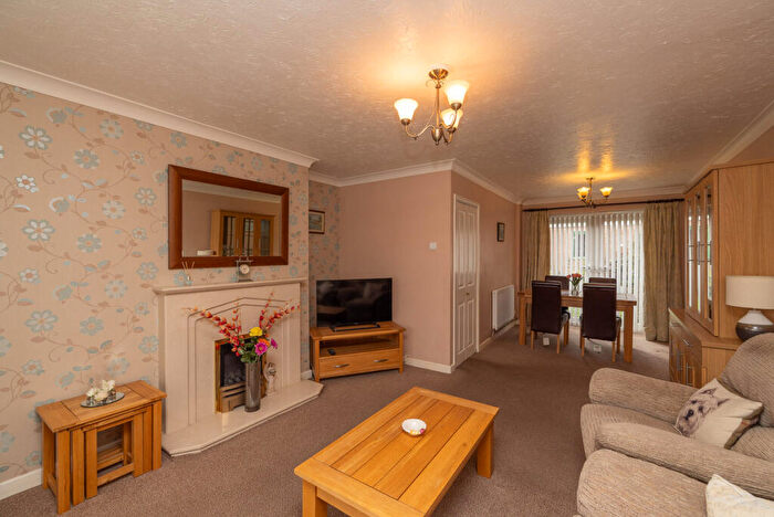 3 Bedroom Semi Detached House For Sale In Greenlands Avenue, Rossington, Doncaster, DN11