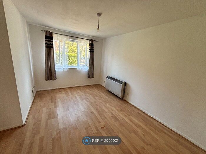 1 Bedroom Flat To Rent In Graham Court, London, SE14