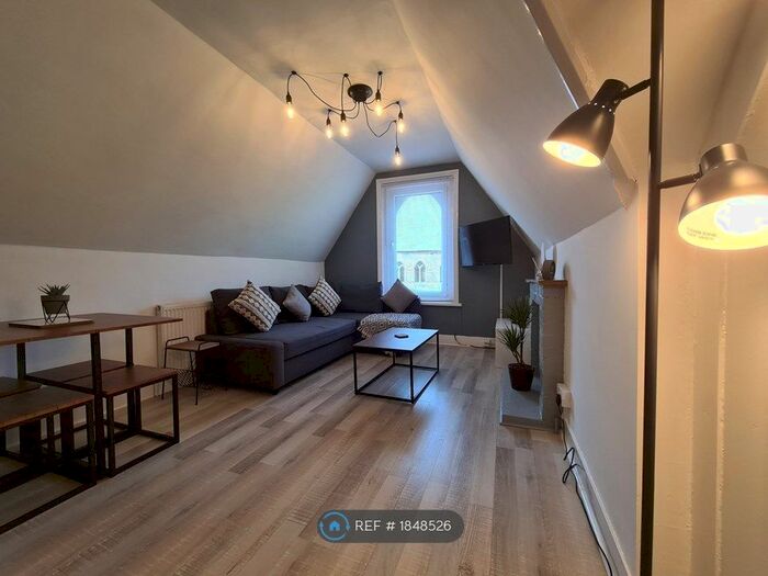 3 Bedroom Flat To Rent In Waverley Road, Southsea, PO5