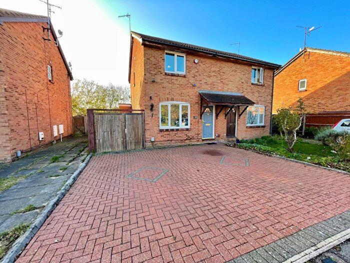 3 Bedroom Semi Detached House For Sale In Springfield Road, Luton, LU3