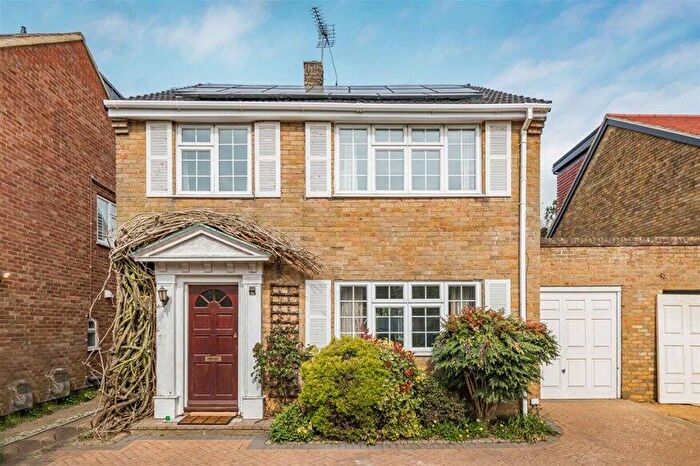 3 Bedroom Detached House To Rent In Crabtree Lane, Harpenden, AL5