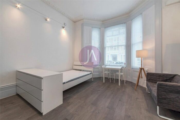 Studio To Rent In Sinclair Gardens, Shepherds Bush, London, W14
