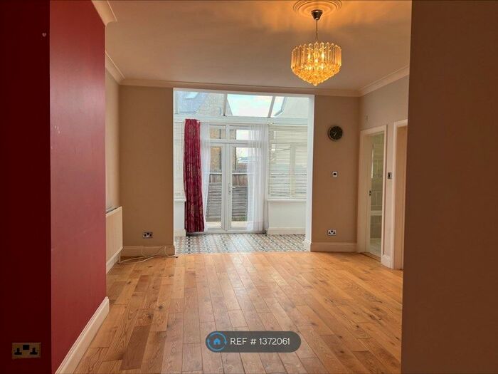 2 Bedroom Flat To Rent In Pownall Road, Hounslow, TW3