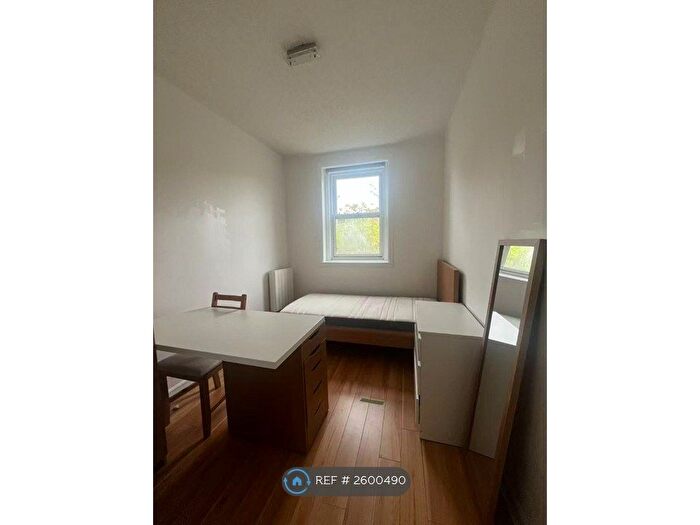 3 Bedroom Flat To Rent In Richmond Place, Edinburgh, EH8