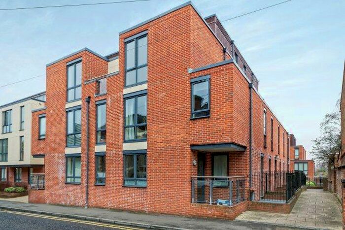 2 Bedroom Flat To Rent In Martyr Road, Guildford, GU1