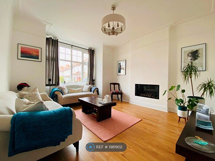 2 Bedroom End Of Terrace House To Rent In Gilbert Road, Bromley, BR1