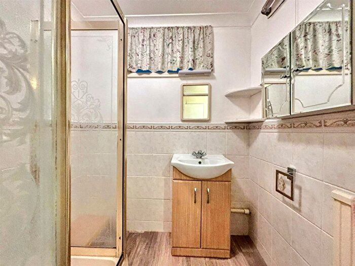 2 Bedroom Flat For Sale In Shortdean Place, Eastbourne, BN21