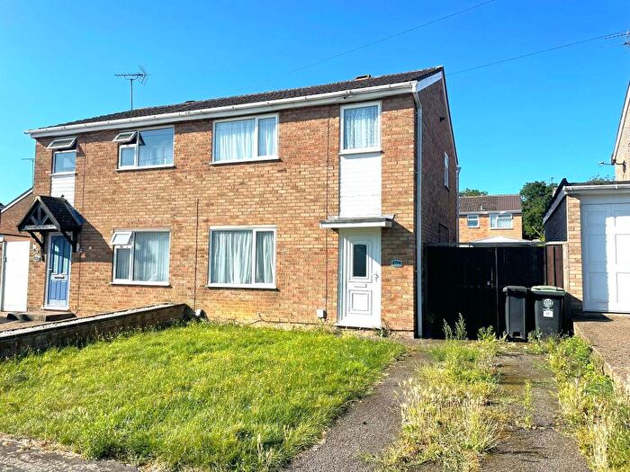 3 Bedroom Semi-Detached House To Rent In Farnham Drive, Rushden, NN10