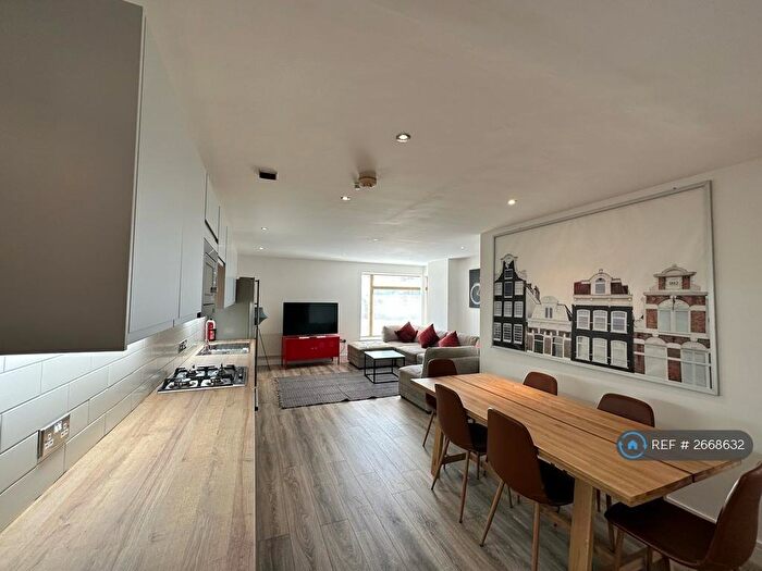 2 Bedroom Flat To Rent In Cromwell Court, Leeds, LS10