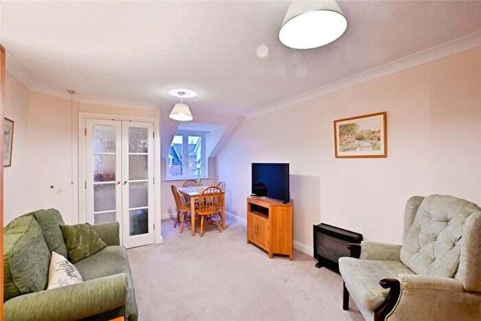 1 Bedroom Flat For Sale In Willow Court, Alton, GU34