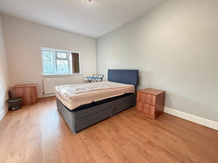 2 Bedroom Flat To Rent In Hazeldene Drive, Pinner, HA5