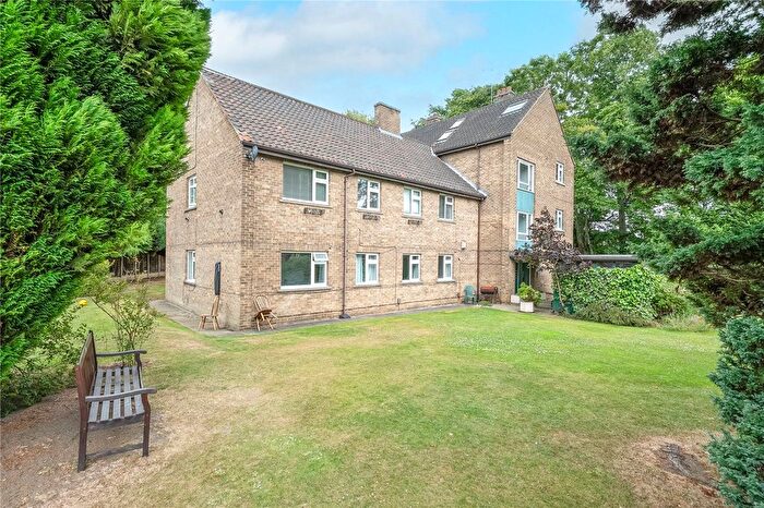 3 Bedroom Flat For Sale In Oakwood Court, Oakwood, Leeds, LS8