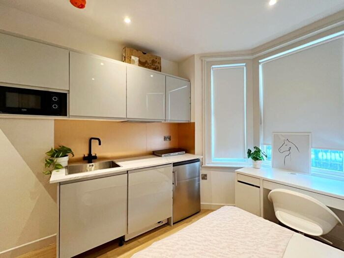 1 Bedroom Flat To Rent In Clarence Villas, Hawks Road, KT1