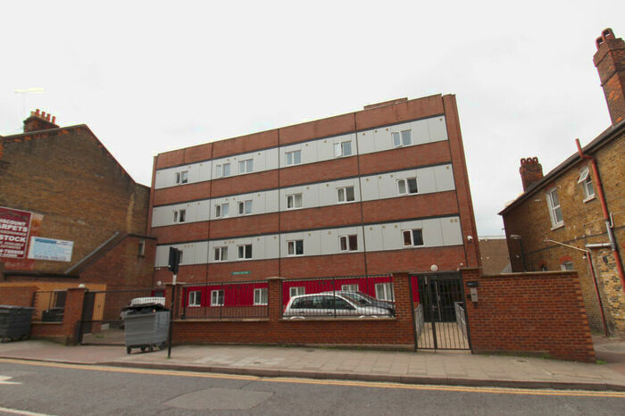 2 Bedroom Flat To Rent In High Street, Chatham, ME4