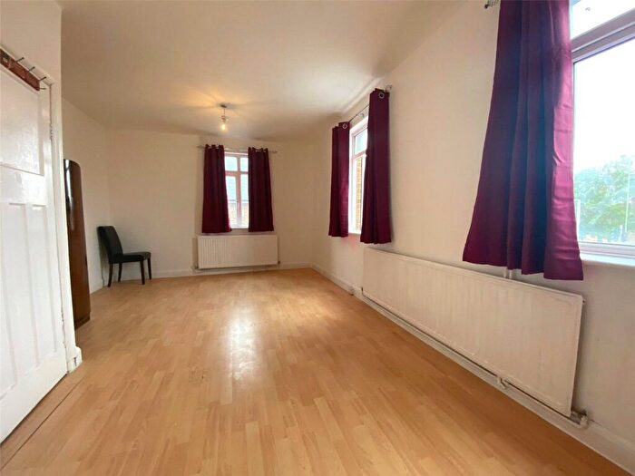 3 Bedroom Apartment To Rent In Brighton Road, Redhill, Surrey, RH1