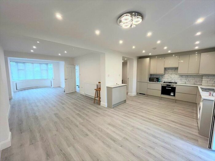 4 Bedroom Semi-Detached House To Rent In Dundela Gardens, Worcester Park, Greater London, KT4