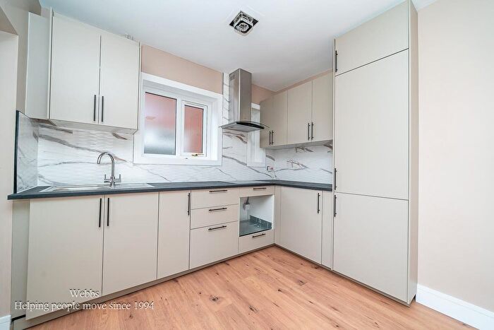 3 Bedroom Semi-detached House For Sale In Arrow Road, Walsall, WS3