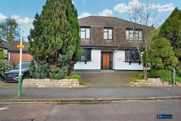 4 Bedroom Detached House For Sale In Park Drive, Marshalls Park, Romford, RM1