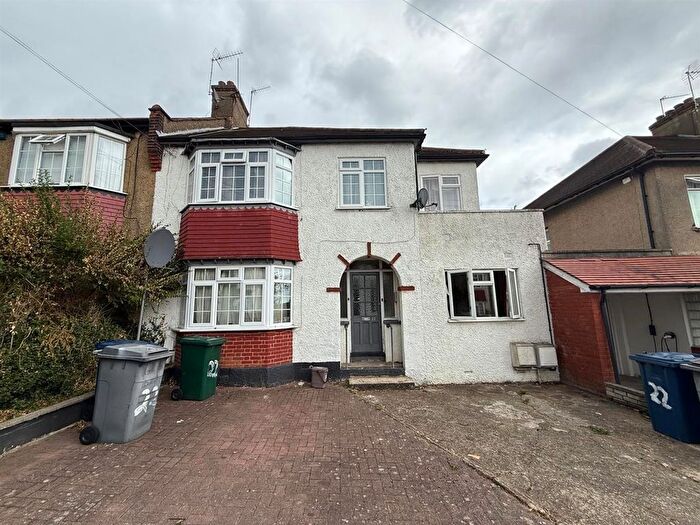 3 Bedroom Flat To Rent In Oakleigh Crescent, London, N20