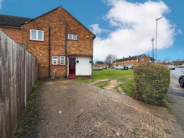 4 Bedroom Semi Detached House For Sale In Catherall Road, Icknield, Luton, Bedfordshire, LU3