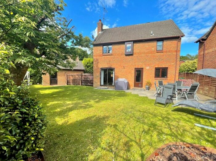 3 Bedroom Detached House To Rent In Otter Close, Crowthorne, RG45