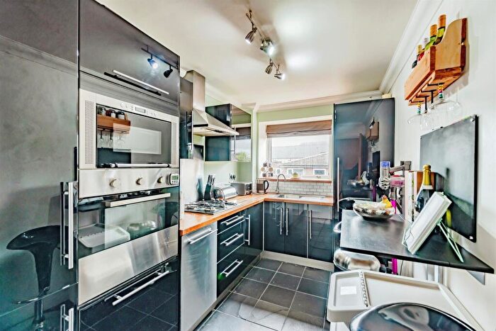 2 Bedroom Apartment For Sale In Woodlands Road, Redhill, RH1