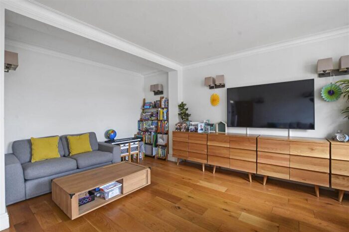 3 Bedroom Apartment To Rent In St Johns Court, Finchley Road, London, NW3