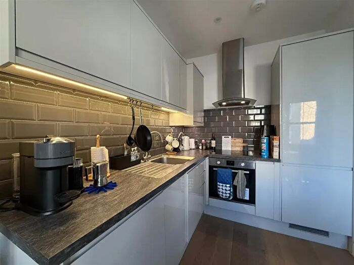 1 Bedroom Flat To Rent In Landor Road, London, SW9