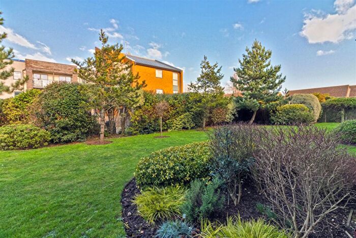 1 Bedroom Bungalow For Sale In Beachville Court, Brighton Road, Lancing, West Sussex, BN15