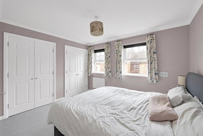 4 Bedroom House For Sale In Hilltop Walk, Harpenden, AL5