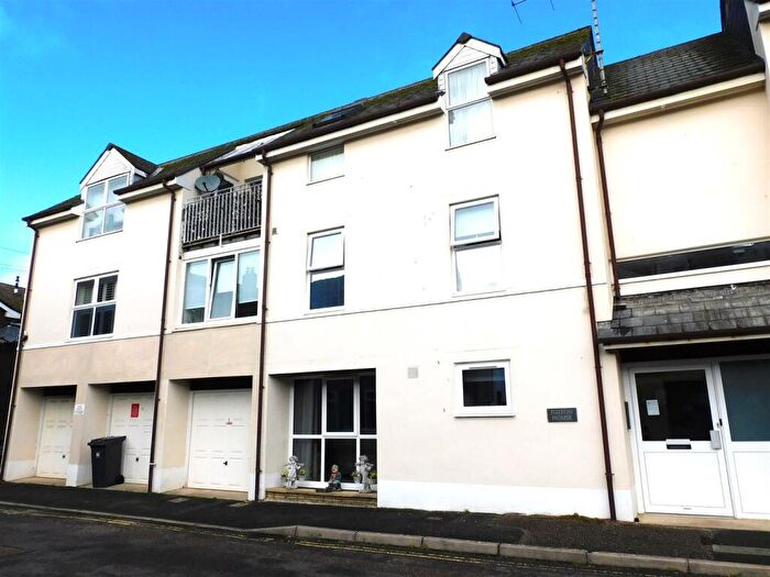 2 Bedroom Apartment For Sale In Manor Court, Seaton, EX12