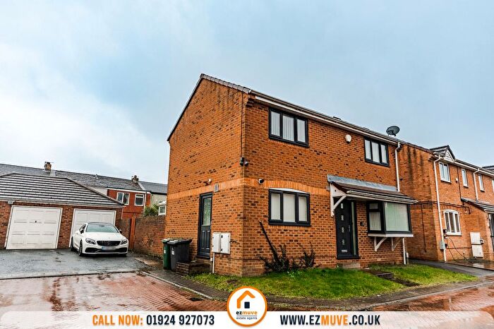 3 Bedroom Detached House For Sale In Plover Drive, Batley, WF17