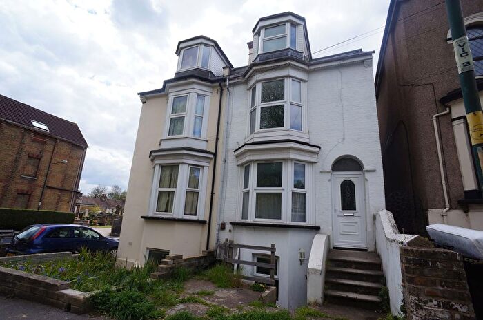 3 Bedroom Semi-Detached House To Rent In Vicarage Road, Strood, ME2