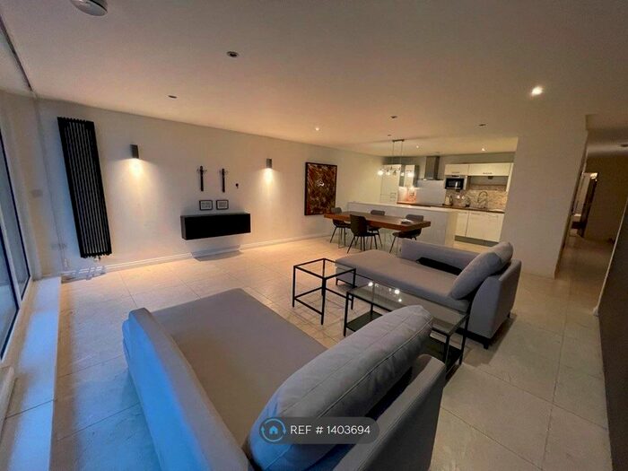 2 Bedroom Flat To Rent In Adriatic Apartments, London, E16