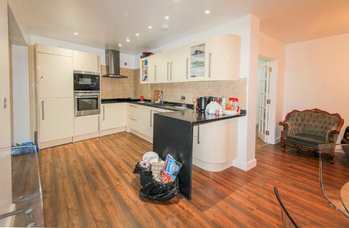 3 Bedroom House To Rent In Woodside Way, Croydon, CR0