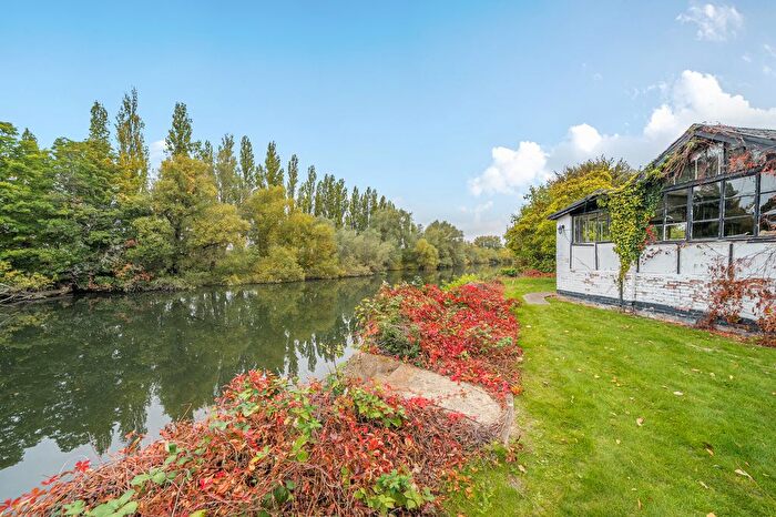 4 Bedroom Detached Bungalow For Sale In The Avenue, Wraysbury, TW19