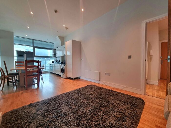 4 Bedroom Flat To Rent In Commercial Road, London, E1