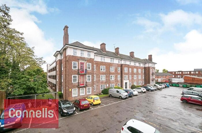 1 Bedroom Flat To Rent In Bishopric Court, RH12